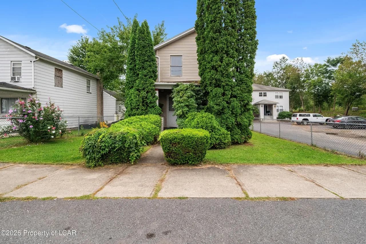 Fachada de 153 Valley St, Exeter PA, una casa de dos pisos con patio delantero cercado