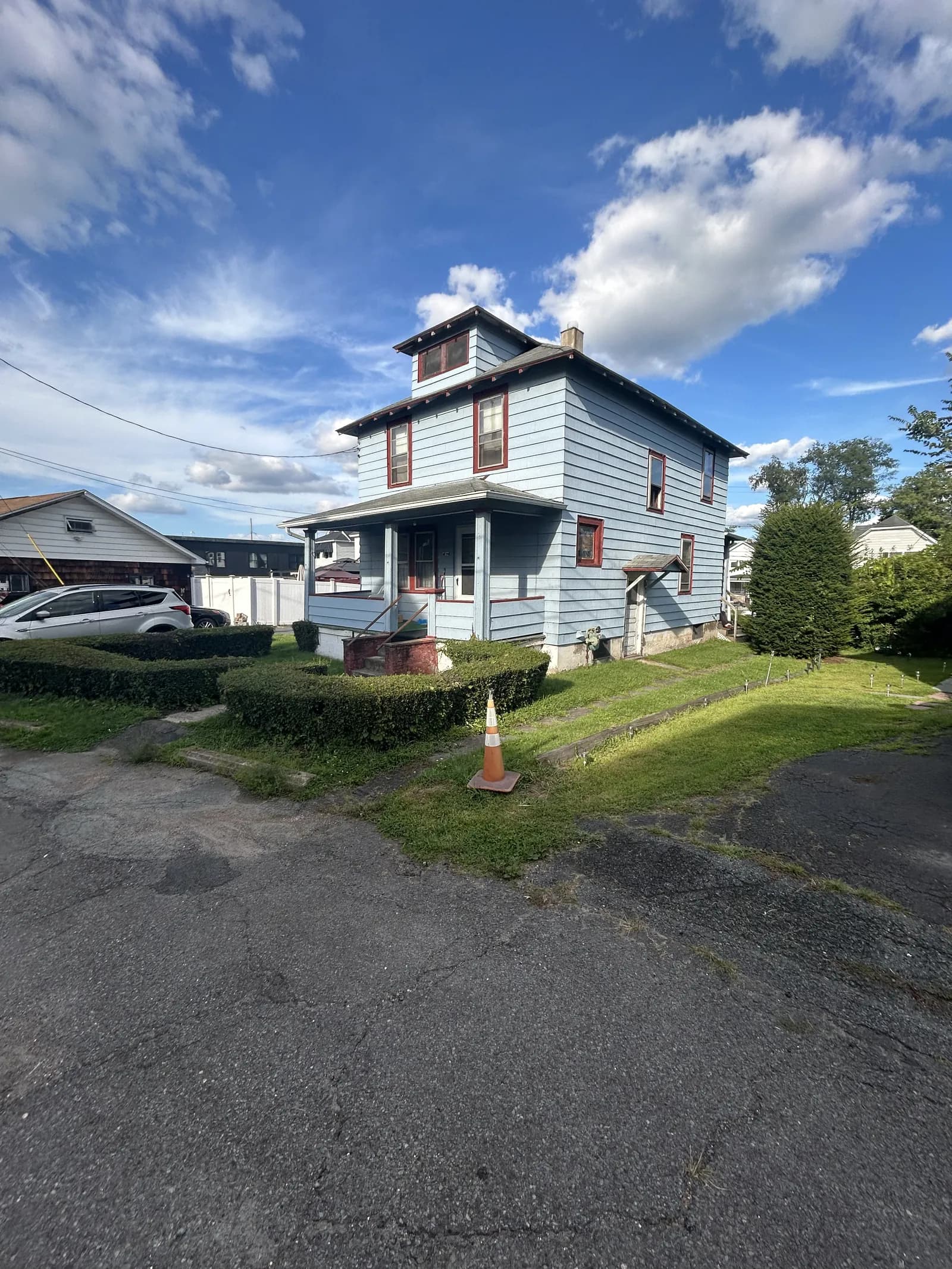 Frente de 4 Barrett Ave, Carbondale PA, una casa de dos pisos con entrada para autos