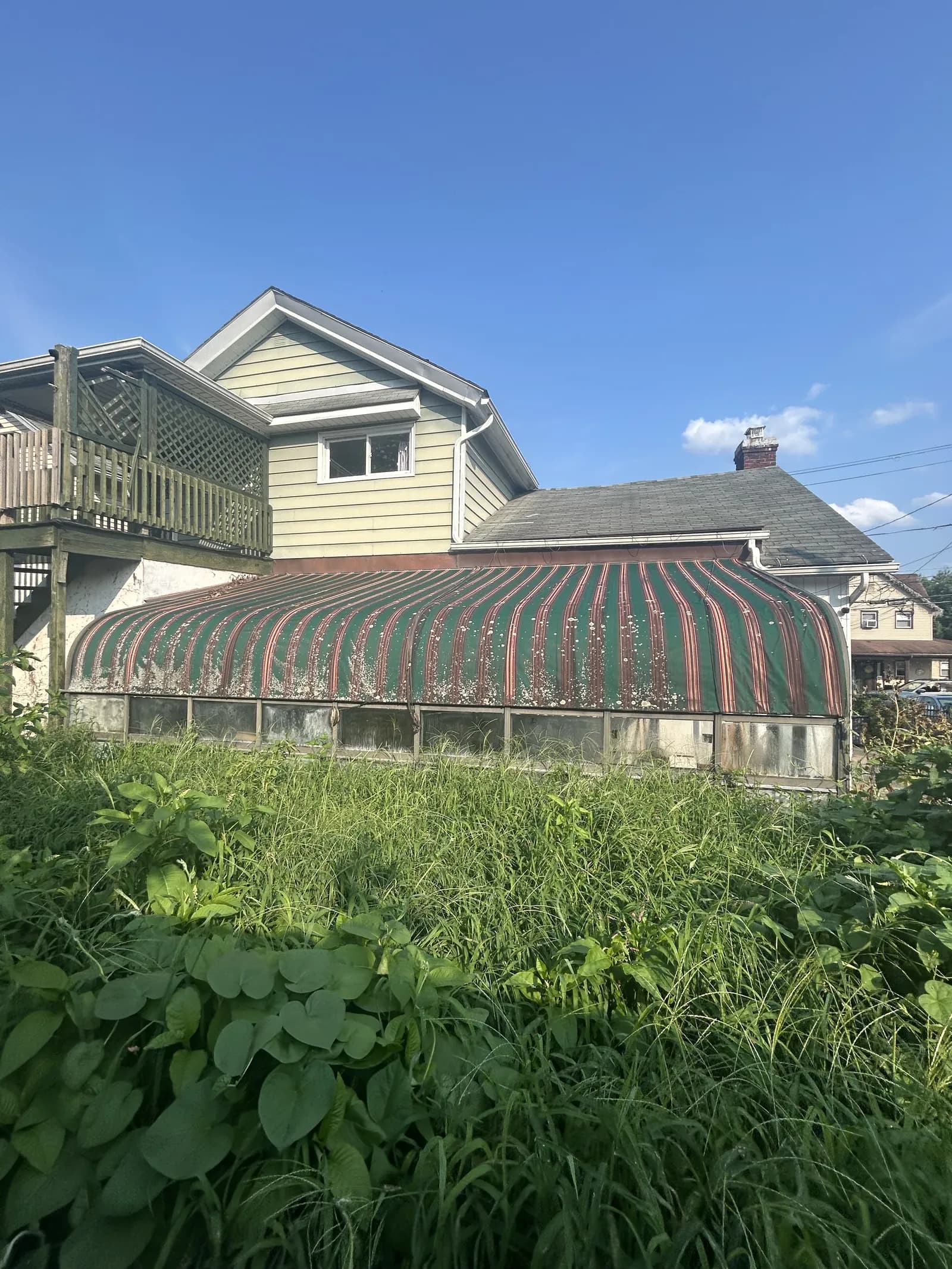Parte trasera de 431 Saint Francis Cabrini Ave, Scranton PA, con el solárium de techo de vidrio y la terraza superior